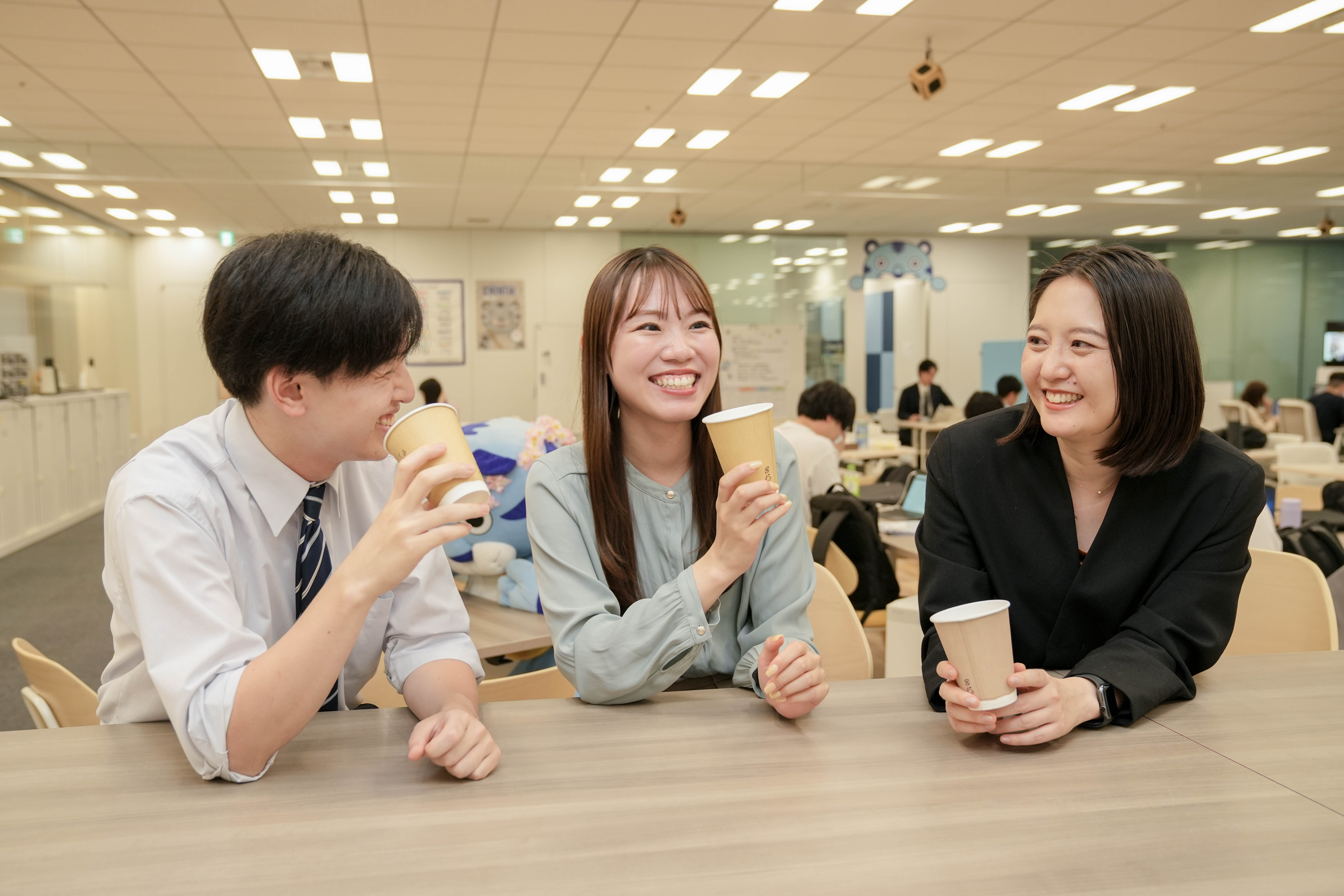 カフェエリアのイメージ2。軽食を摂りながら作業や會議が可能。雑談や気軽な相談が部署の垣根を越えて見受けられるエリア